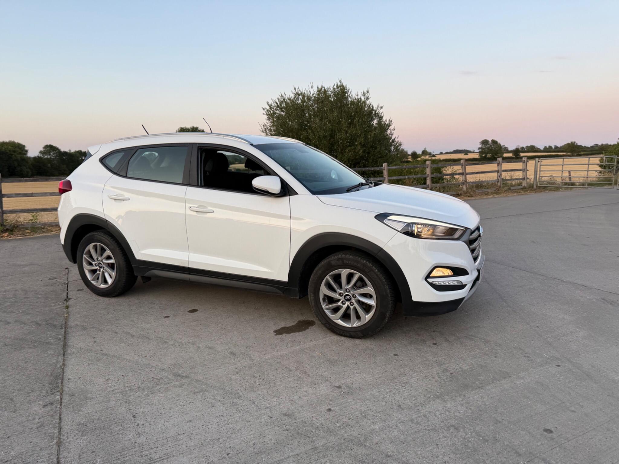 Hyundai TUCSON 2.0 CRDi Premium SE 4WD Euro 6 5dr — photo 73 of 102
